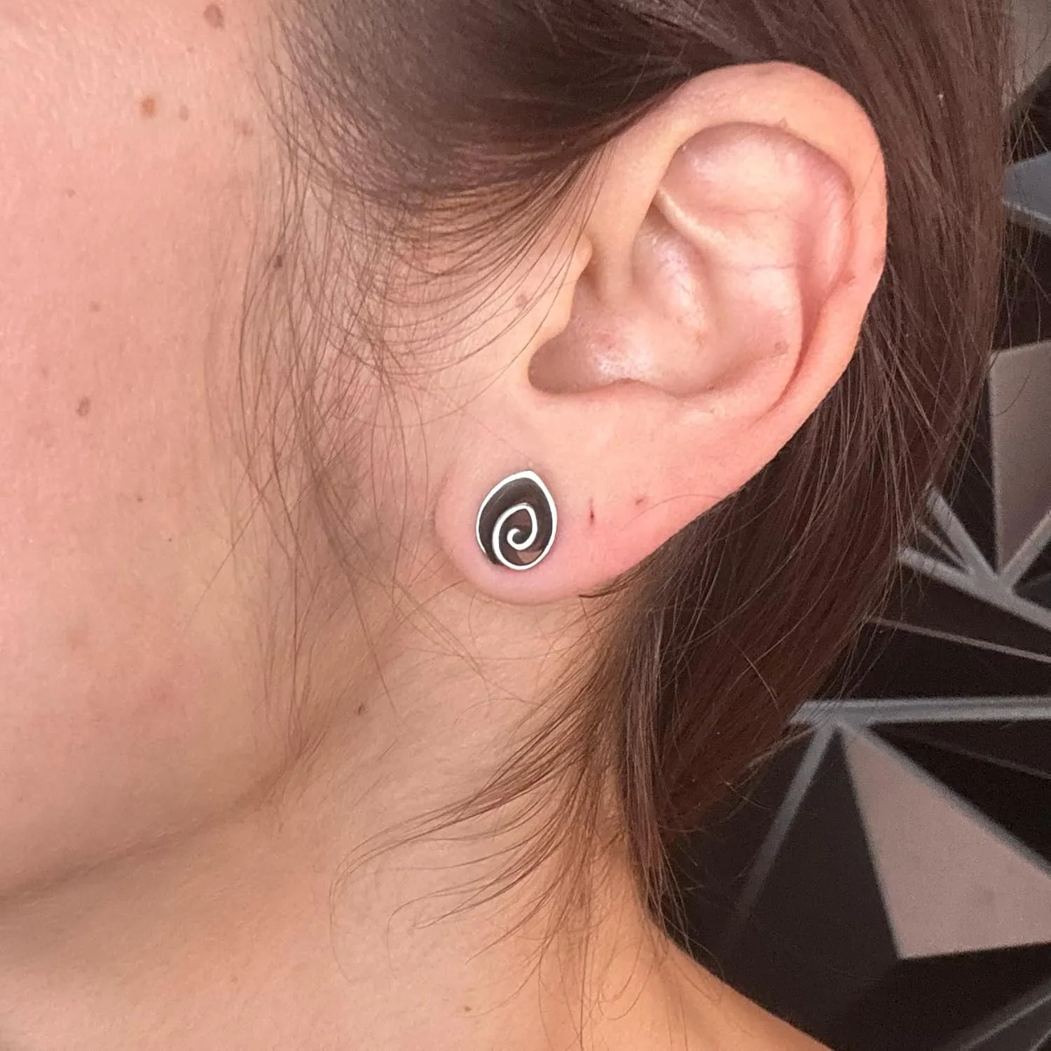 ERKUOO 2PCS 2g 0g 00g-1" Trendy Spiral Double Flared Plug Tunnels Stylish Ear Gauge Silver Plated Copper Ear Stretcher Hypoallergenic Metal Women Body Piercing Jewelry for Sensitive Ears