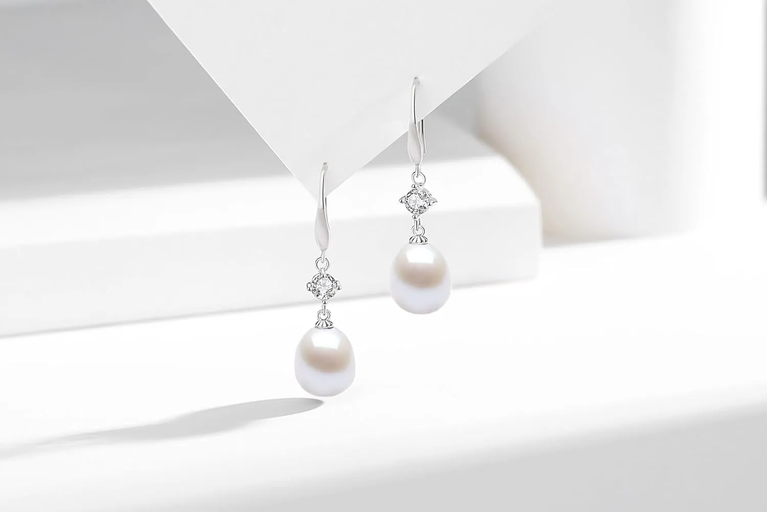 YAMI Women's Black Pearl Dangle Earrings 925 Sterling Silver Hypoallergenic Pearl Earrings Saltwater Cultured Pearl Drop Black Teardrop Pearl Cubic Zirconia Earrings Hooks Jewelry Gifts for Women